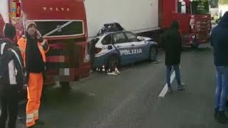 Messina incidente con un tir in autostrada 3 morti e 6 feriti [upl. by Halstead376]